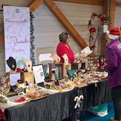 Pascale à son stand, entourée de ses créations