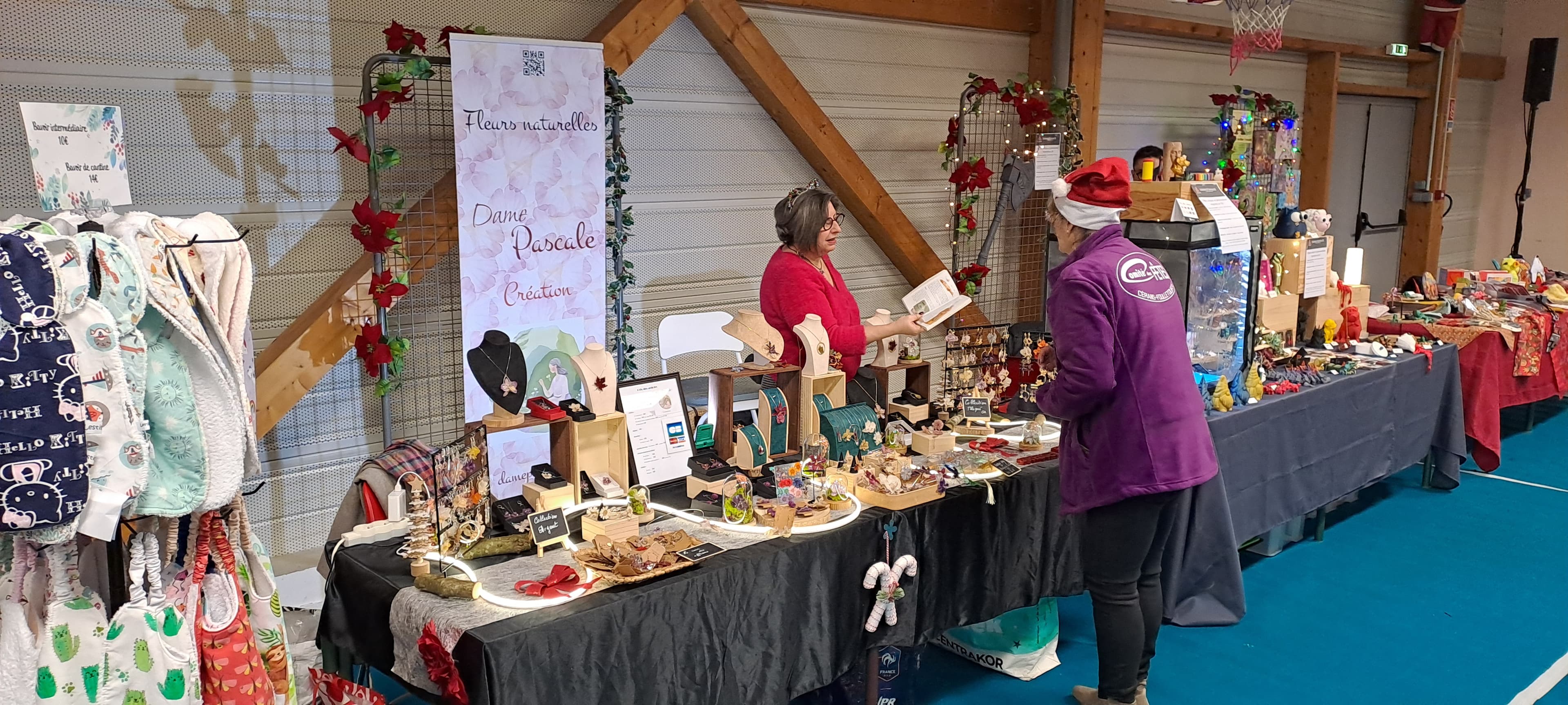 Bijoux exposés au marché